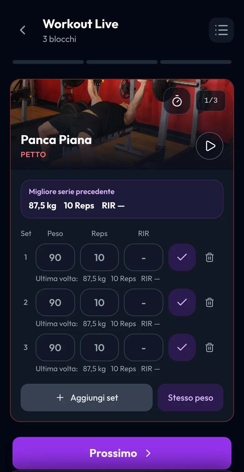 App NoSpot durante l'allenamento: panca piana, 3 serie da 10 ripetizioni a 90 kg con RIR, e sotto ogni serie il carico dell'ultima volta, 87,5 kg