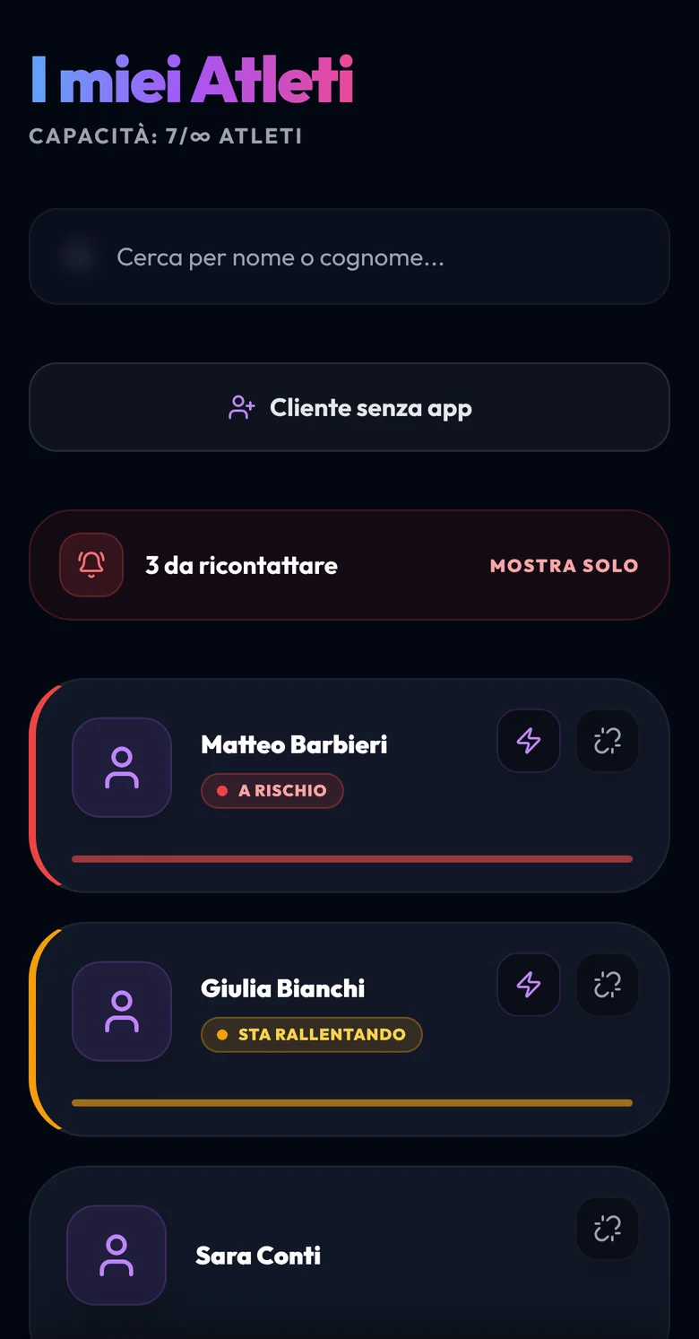 Lista atleti nell'app NoSpot per personal trainer con l'avviso 3 da ricontattare, un atleta a rischio e uno che sta rallentando